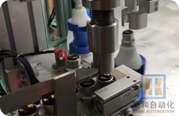 Automatic lamp holder installation @1x.webp